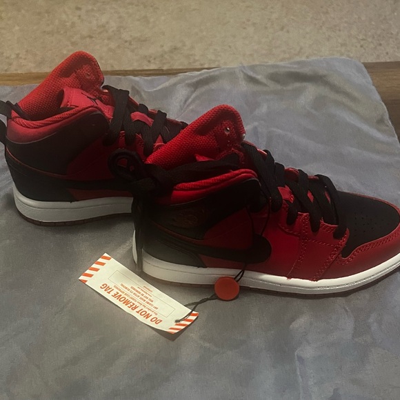 Jordan Air 1 Mid Kids Size 12C 🔥 - Picture 5 of 8